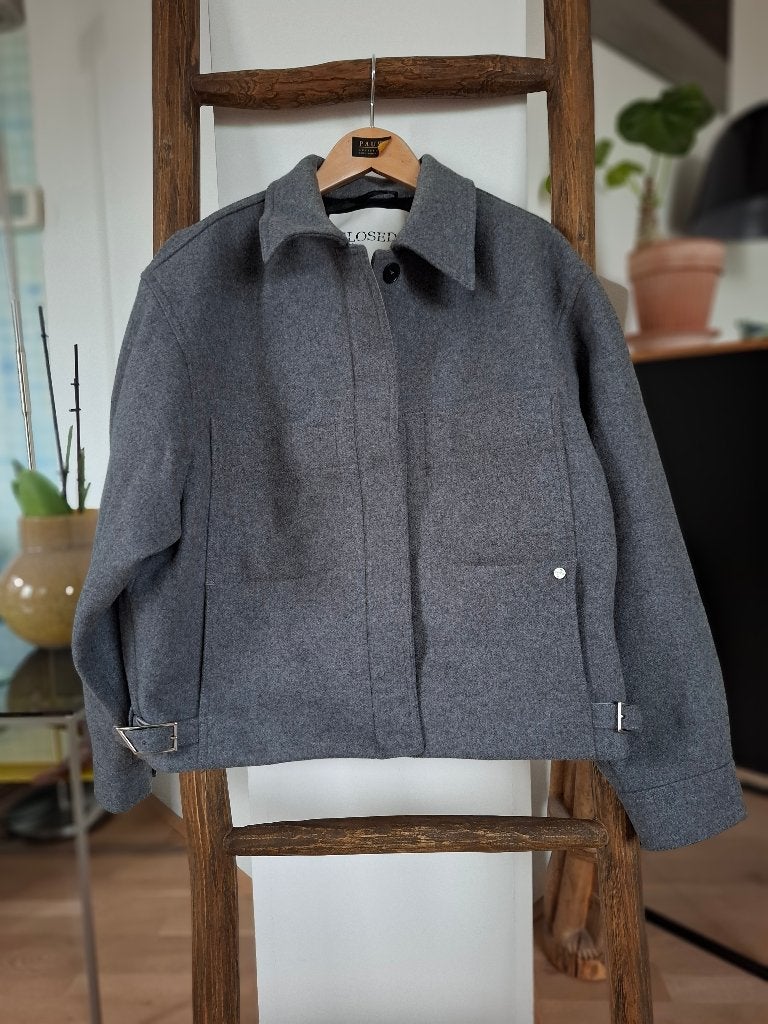 Closed wool jas maat 38/40 twv € 600 nieuw, Maat 38/40 (M), Pauw, Nieuw, Ophalen of Verzenden