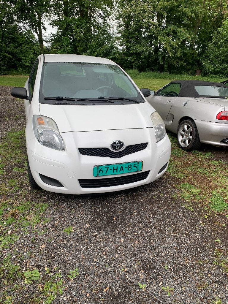YARIS 1.0 VVTI 1E EIGENAAR + AIRCO 3-DEURS BOEKJES+NAP 2010, Auto's, Voorwielaandrijving, 40 €/maand, 750 kg, 965 kg