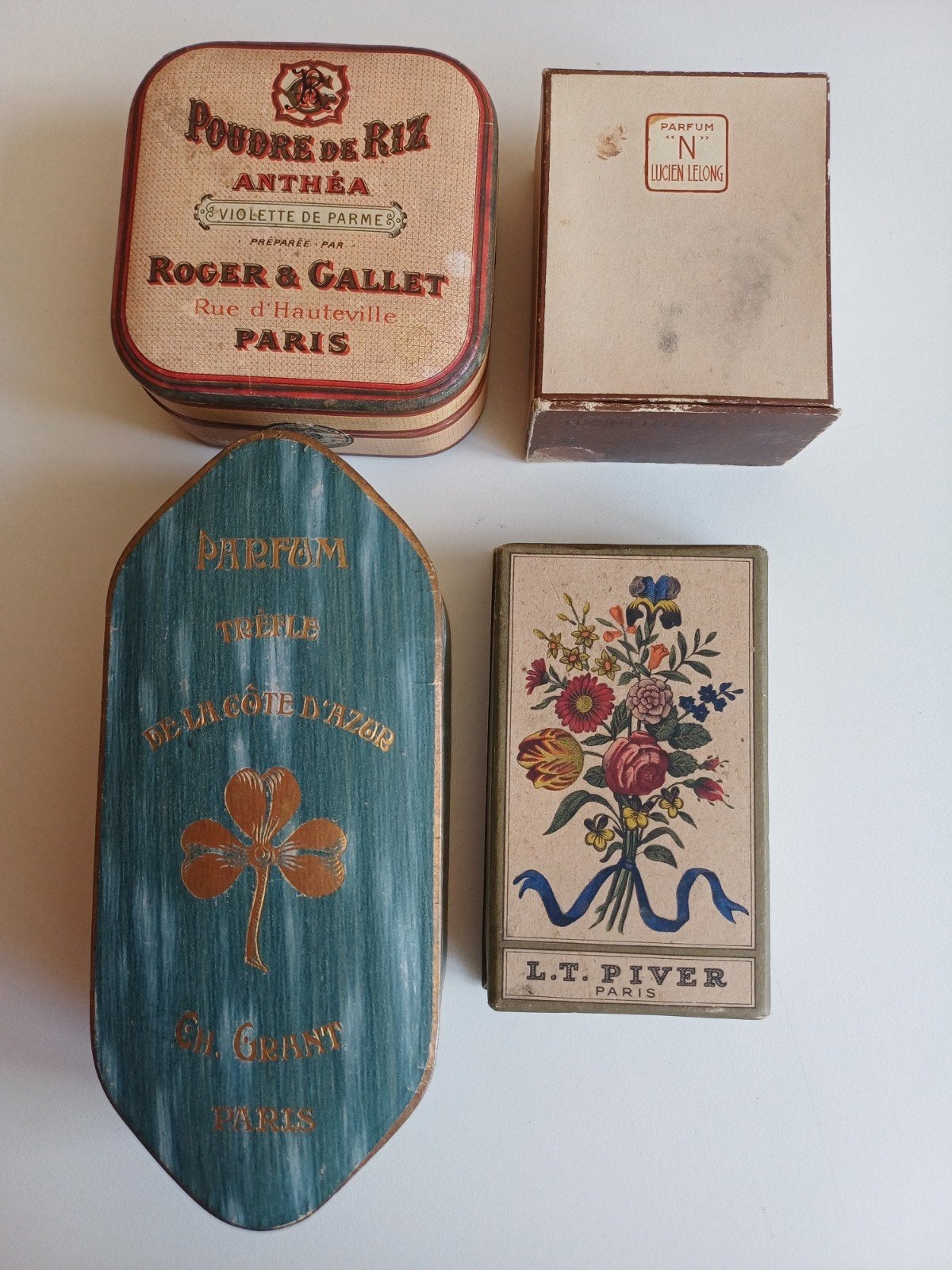 3 antieke parfum dozen en 1 poederdoos Roger & Gallet, Verzamelen, Parfumverzamelingen, Ophalen of Verzenden, Zo goed als nieuw