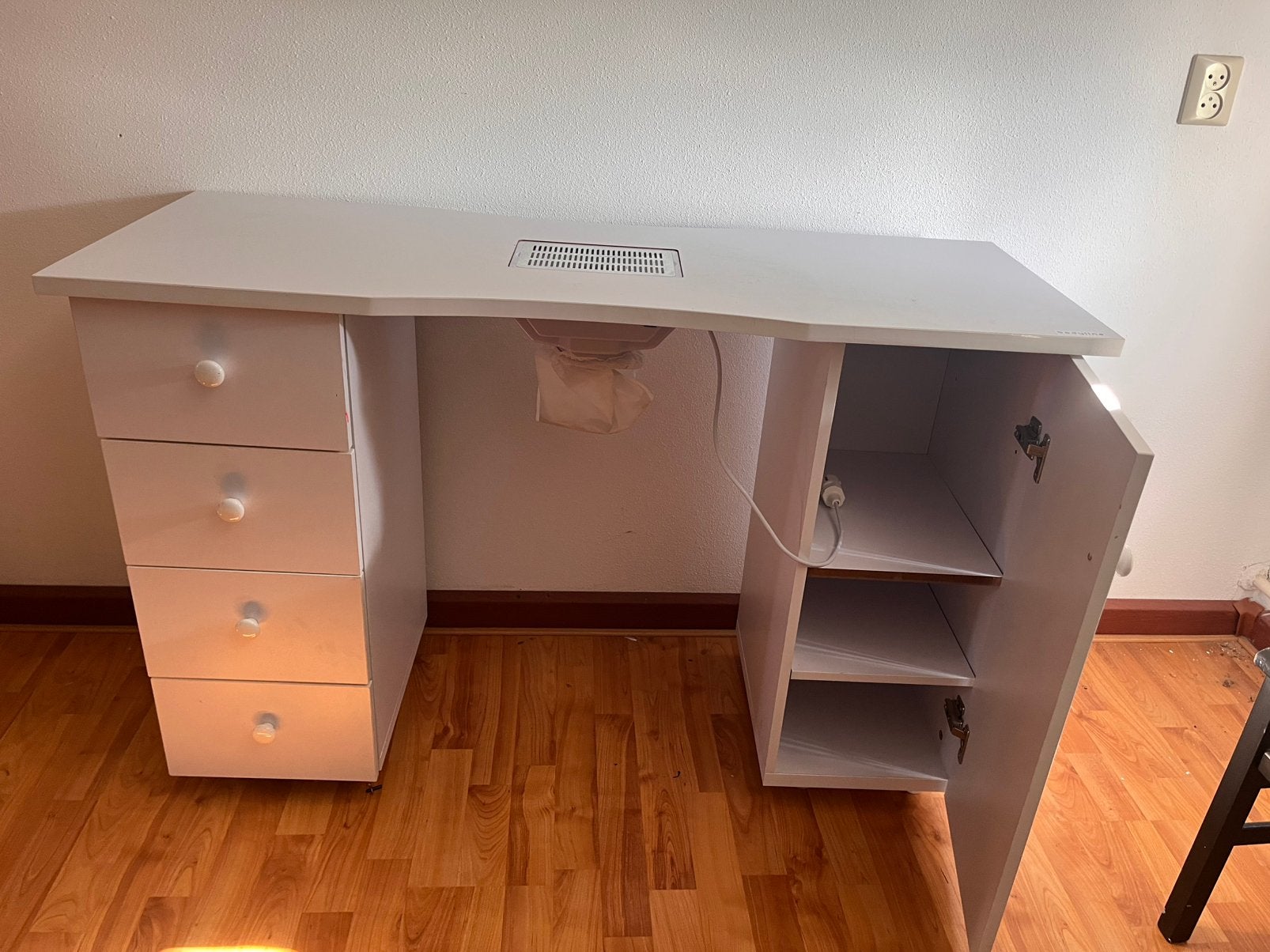 Nageltafel met evt accessoires, Ophalen, Zo goed als nieuw