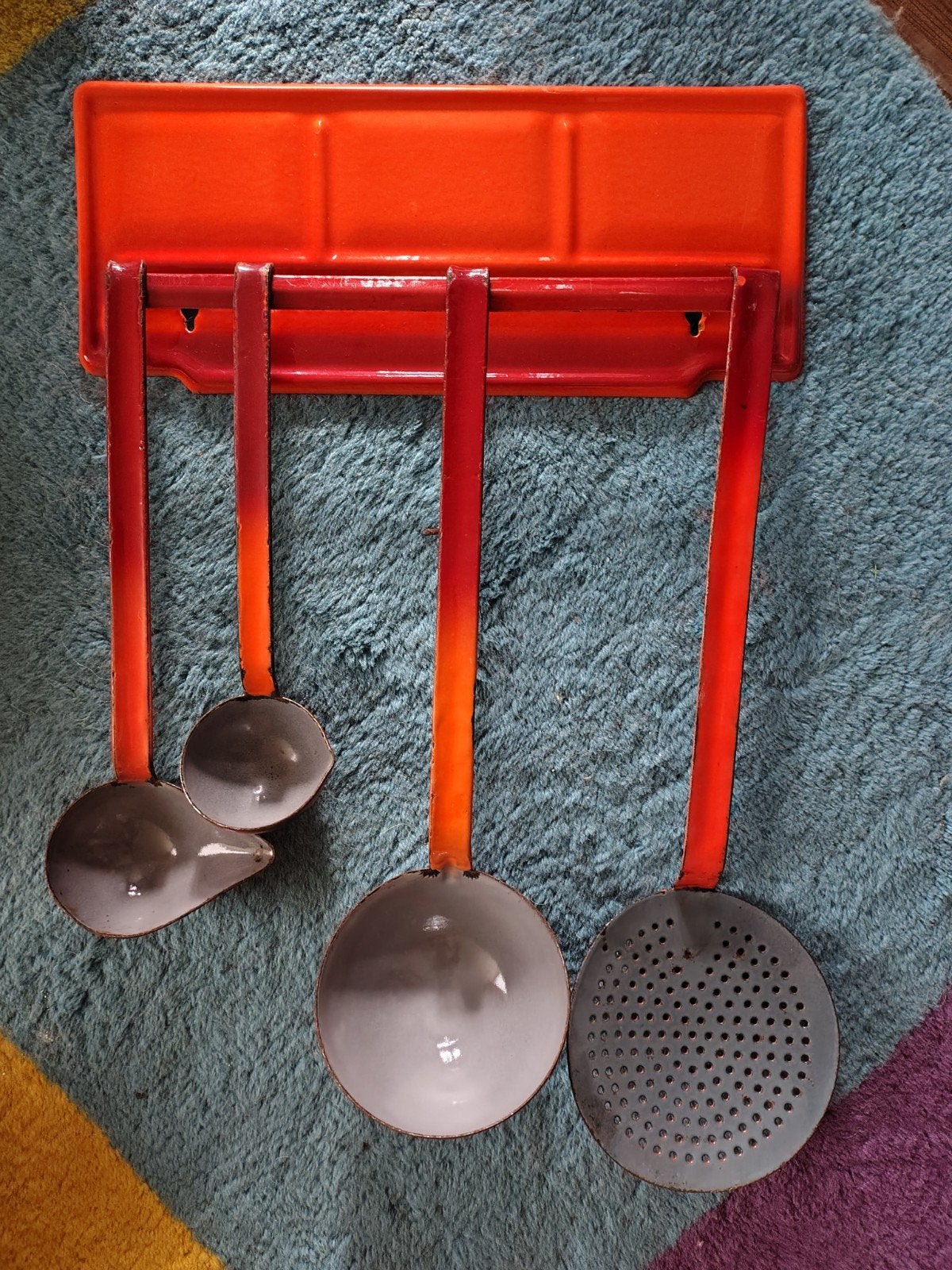 Vintage geëmailleerde keukengerei set met rek, Antiek en Kunst, Antiek | Emaille, Ophalen of Verzenden