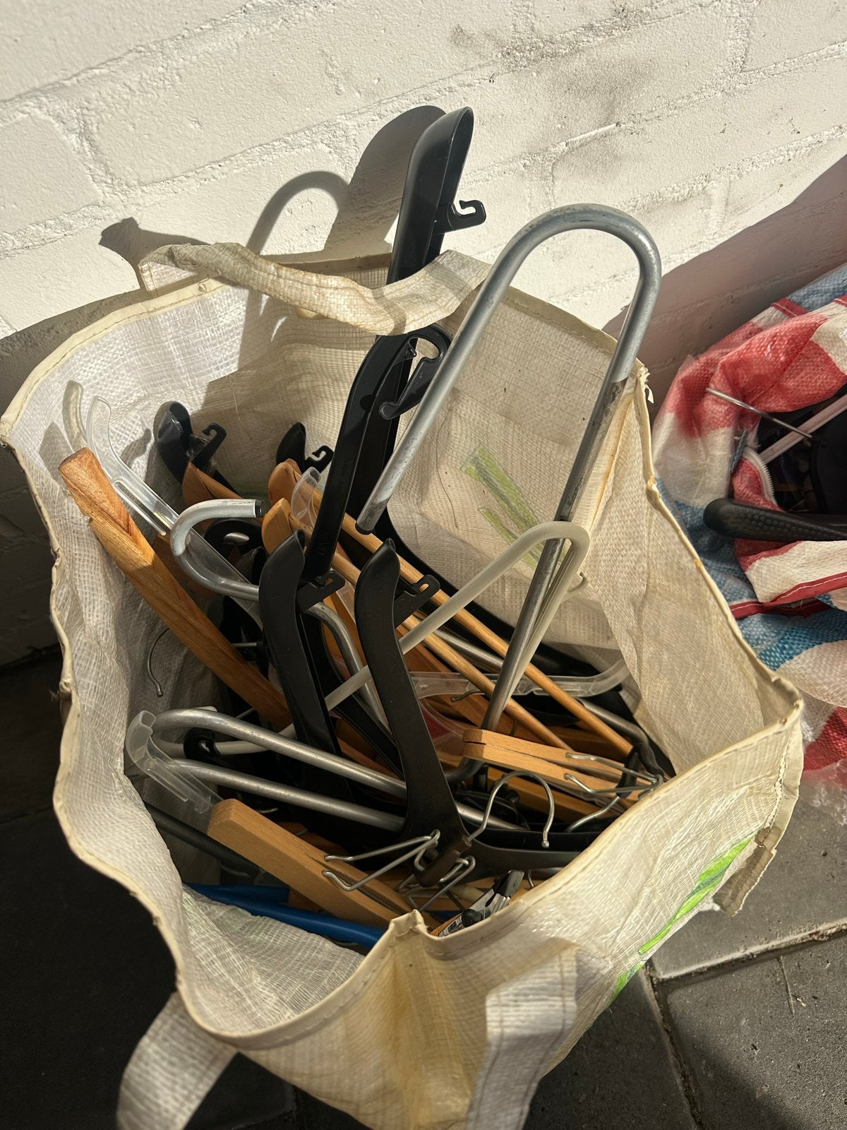 Gratis Diverse kledinghangers - Hout, metaal, kunststof, Kleding | Dames, Ophalen, Gebruikt, Hout, Volwassenen