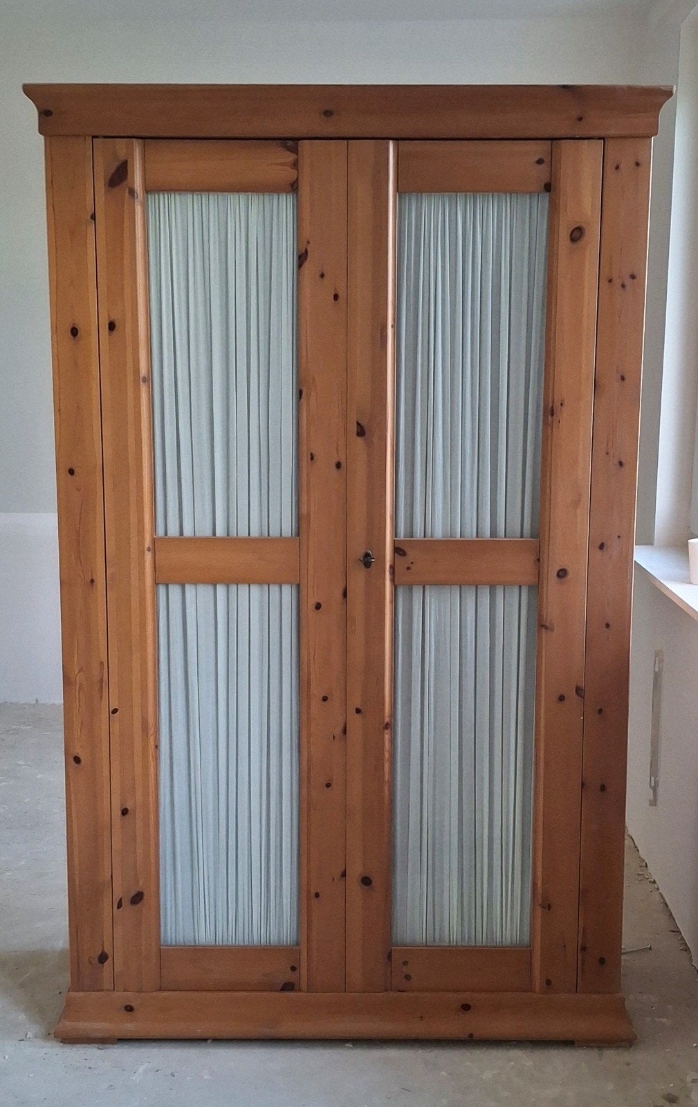 Mooie grenen kledingkast met 3 legplanken, Ophalen, Gebruikt, 50 tot 75 cm, 150 tot 200 cm