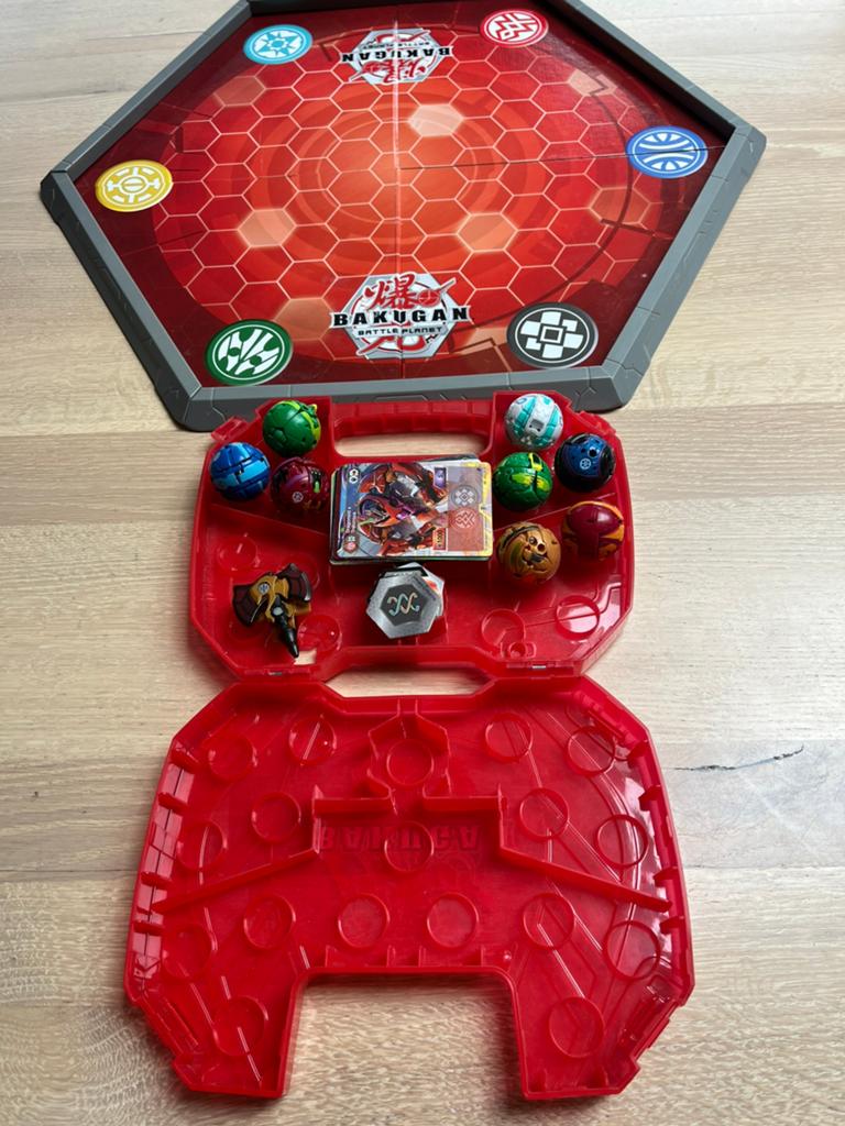 Bakugan battle arena, bewaarkoffer en Bakugans, Ophalen of Verzenden, Zo goed als nieuw