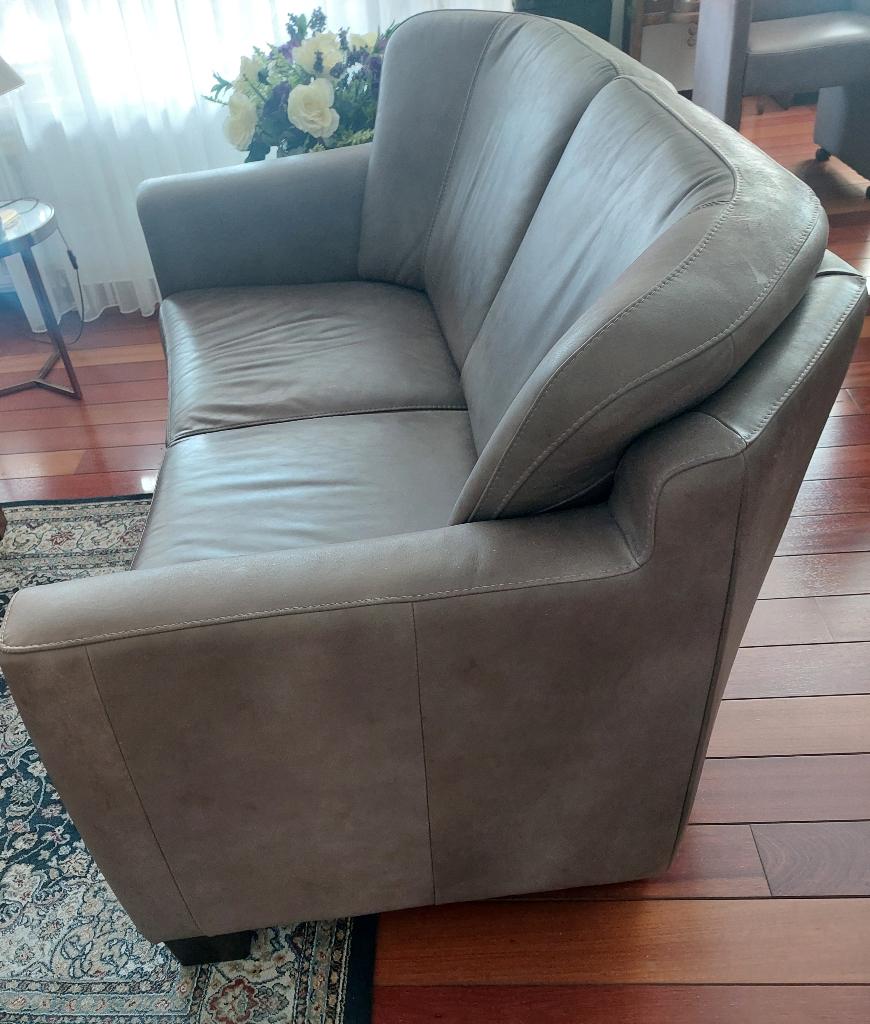 Ledere tweezitsbank taupe kleur, Huis en Inrichting, Banken | Sofa's en Chaises Longues, Ophalen, Gebruikt, 150 tot 200 cm, Tweepersoons