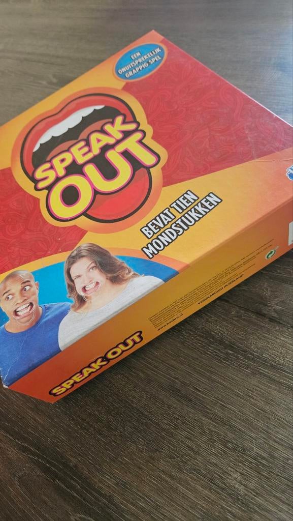 Speak Out Gezelschapsspel - Een hilarisch grapspel!, Vijf spelers of meer, Ophalen of Verzenden, Zo goed als nieuw, Hasbro