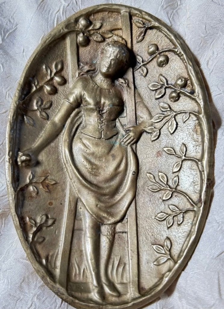 Zwaar antiek messing afbeelding vrouw, achterzijde billen, Antiek en Kunst, Ophalen of Verzenden