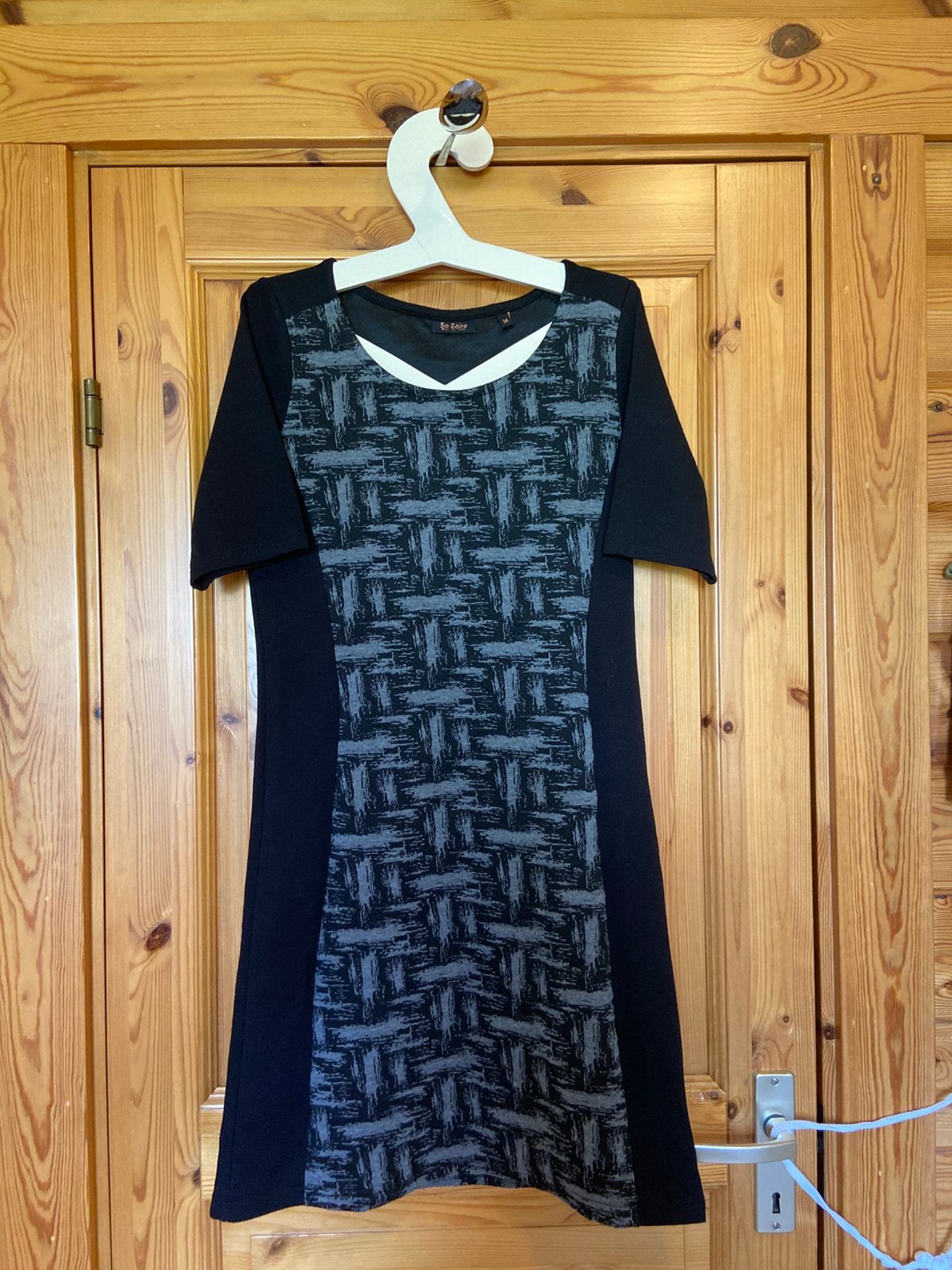 Jurk zwart met grijs So Soire M korte mouw, Ophalen of Verzenden, Zo goed als nieuw, Zwart, Boven de knie