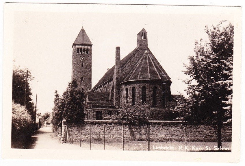 Limbricht bij Sittard - R.K. Kerk St. Salvius, Verzamelen, Ansichtkaarten | Nederland, Verzenden, 1940 tot 1960, Ongelopen, Limburg