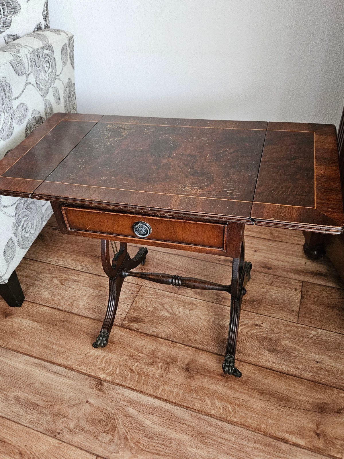 Klassieke pembroke bijzettafel, Ophalen