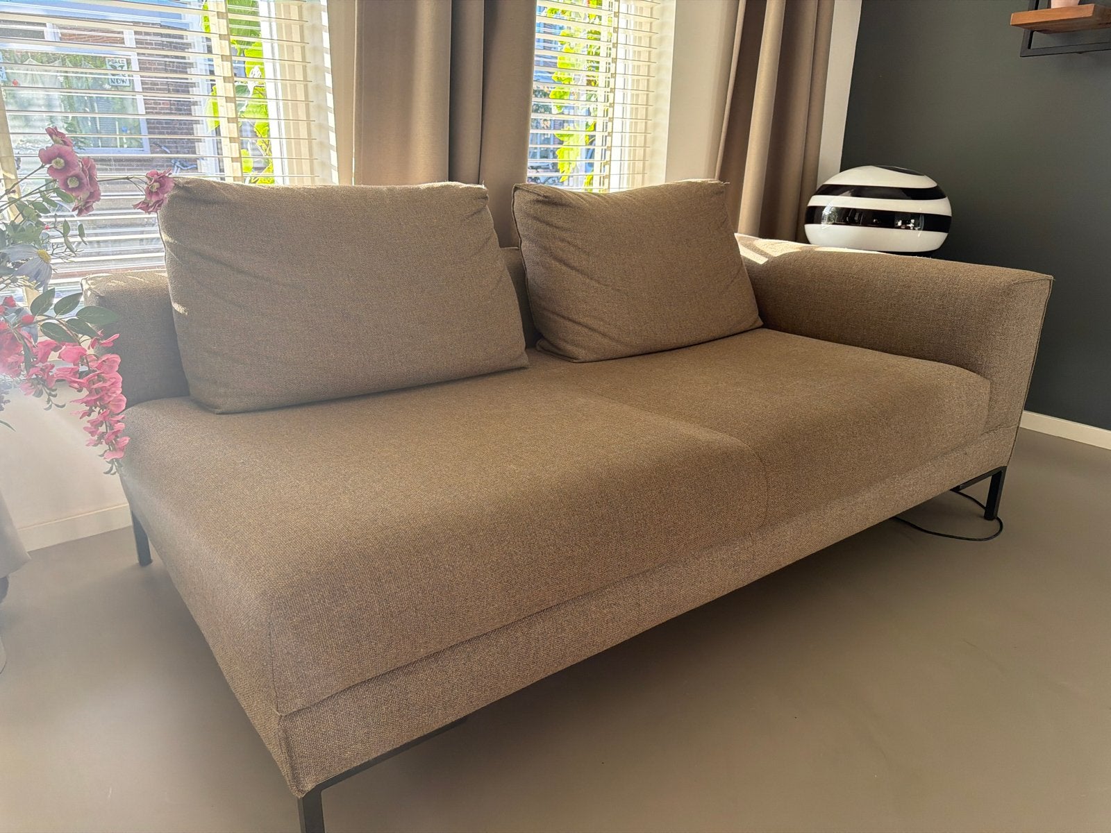 Design on Stock Aikon lounge 2,5 zits bank, Huis en Inrichting, Ophalen, Gebruikt, Tweepersoons