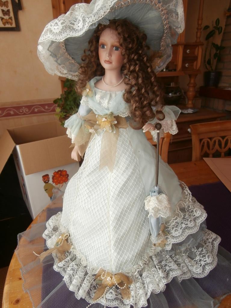 pop antiek prinsessenpop prinses blauwe jurk hoed porselein, Ophalen of Verzenden, Zo goed als nieuw, Pop
