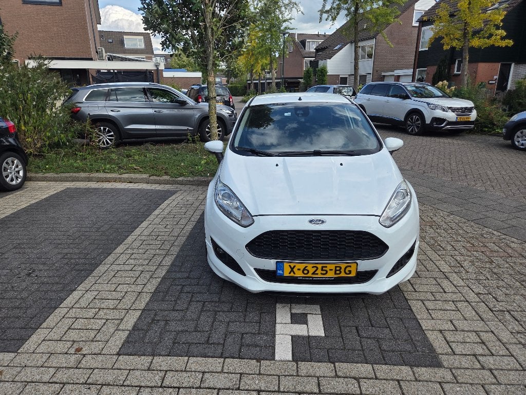 Ford Fiësta 1.0 92KW/125PK 3D 2015 Wit, Voorwielaandrijving, 40 €/maand, Multifunctioneel stuurwiel, Handgeschakeld