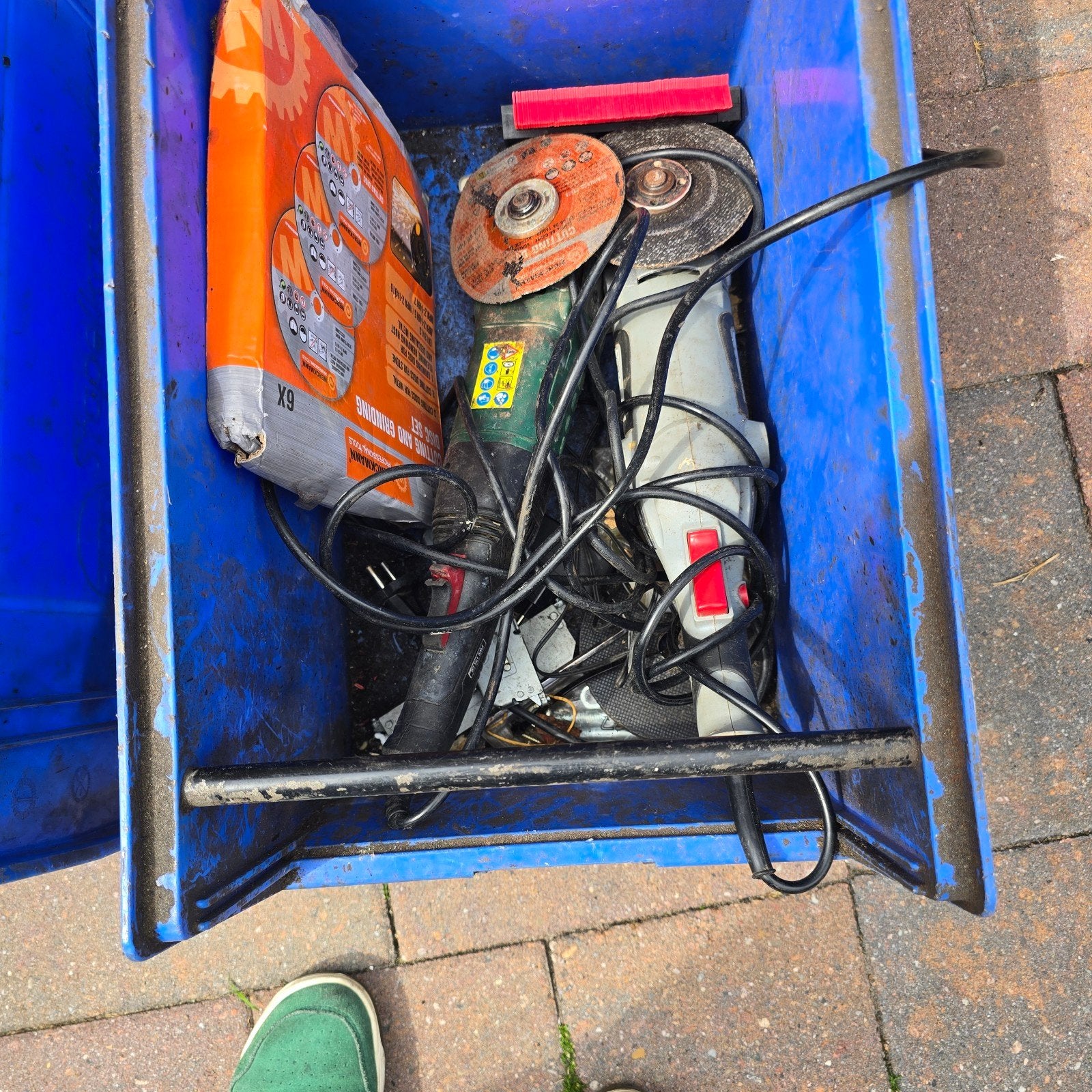 Allerlei gereedschap BIEDEN, Ophalen