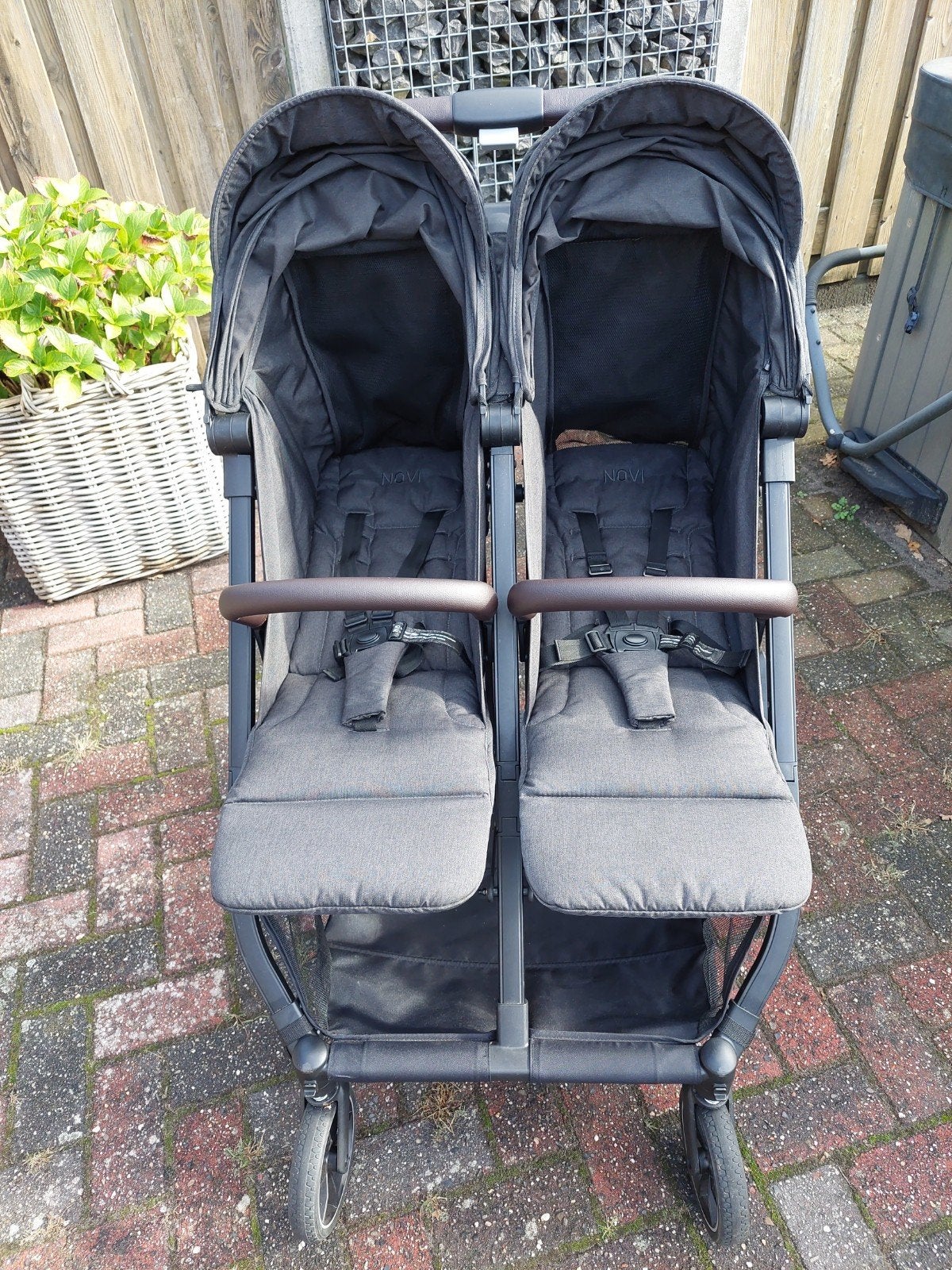 Novi Dubbele Kinderwagen met Reiswieg - Zo goed als nieuw ., Ophalen