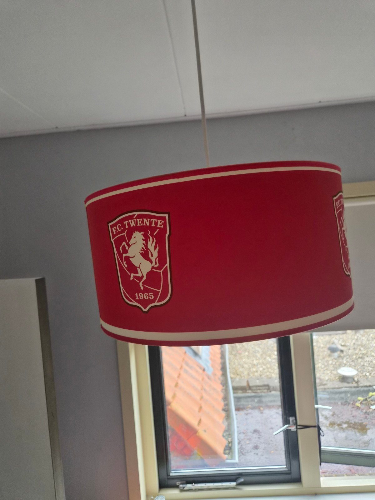 Hanglamp F.C. Twente - Rode lampenkap met clublogo, Huis en Inrichting, Ophalen, Gebruikt, Voetbal, Fanartikel, Modern, E27 (groot)