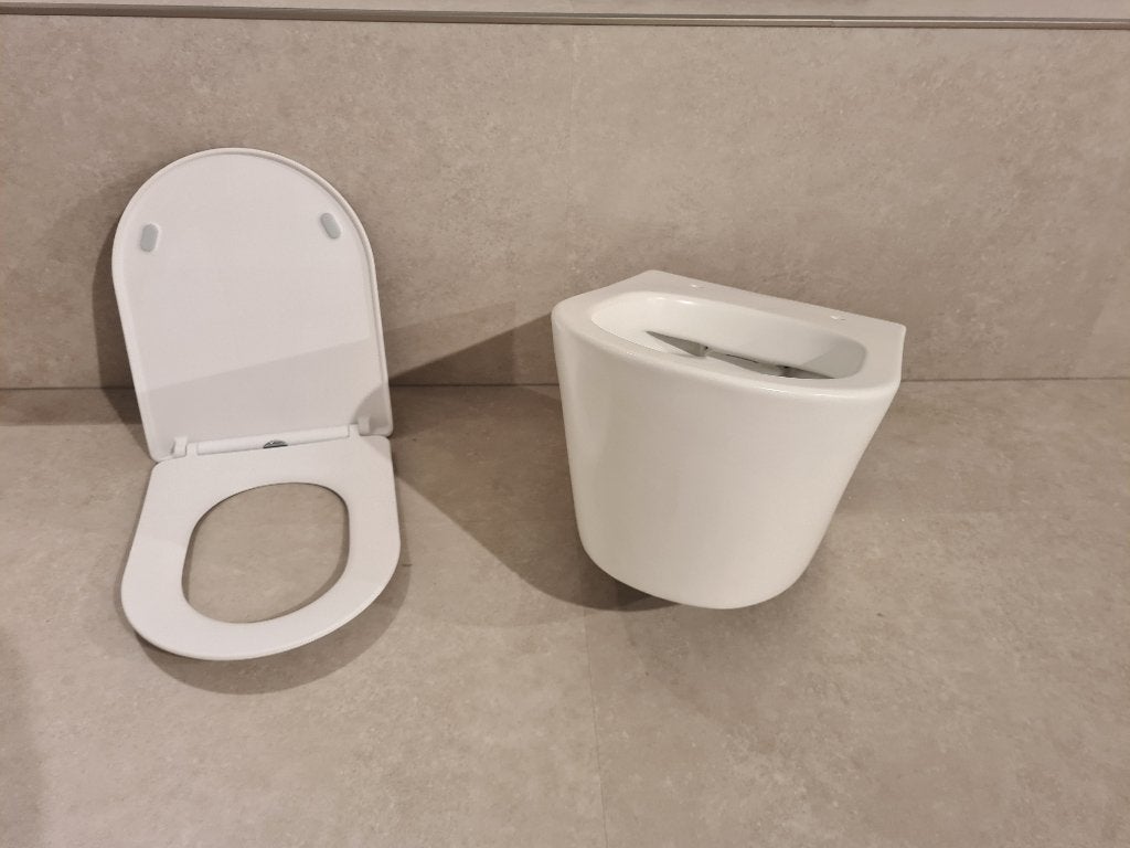 Wandcloset / toiletpot – wit – SHOWROOMMODEL, Ophalen, Zo goed als nieuw, Steen, Toilet