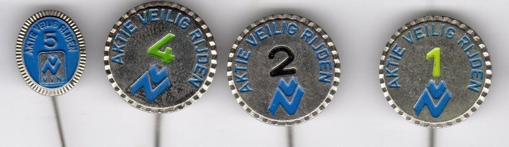 4 speldjes AKTIE VEILIG RIJDEN VEILIG VERKEER 1 2 4 5 (A2), Ophalen of Verzenden, Gebruikt, Overige onderwerpen