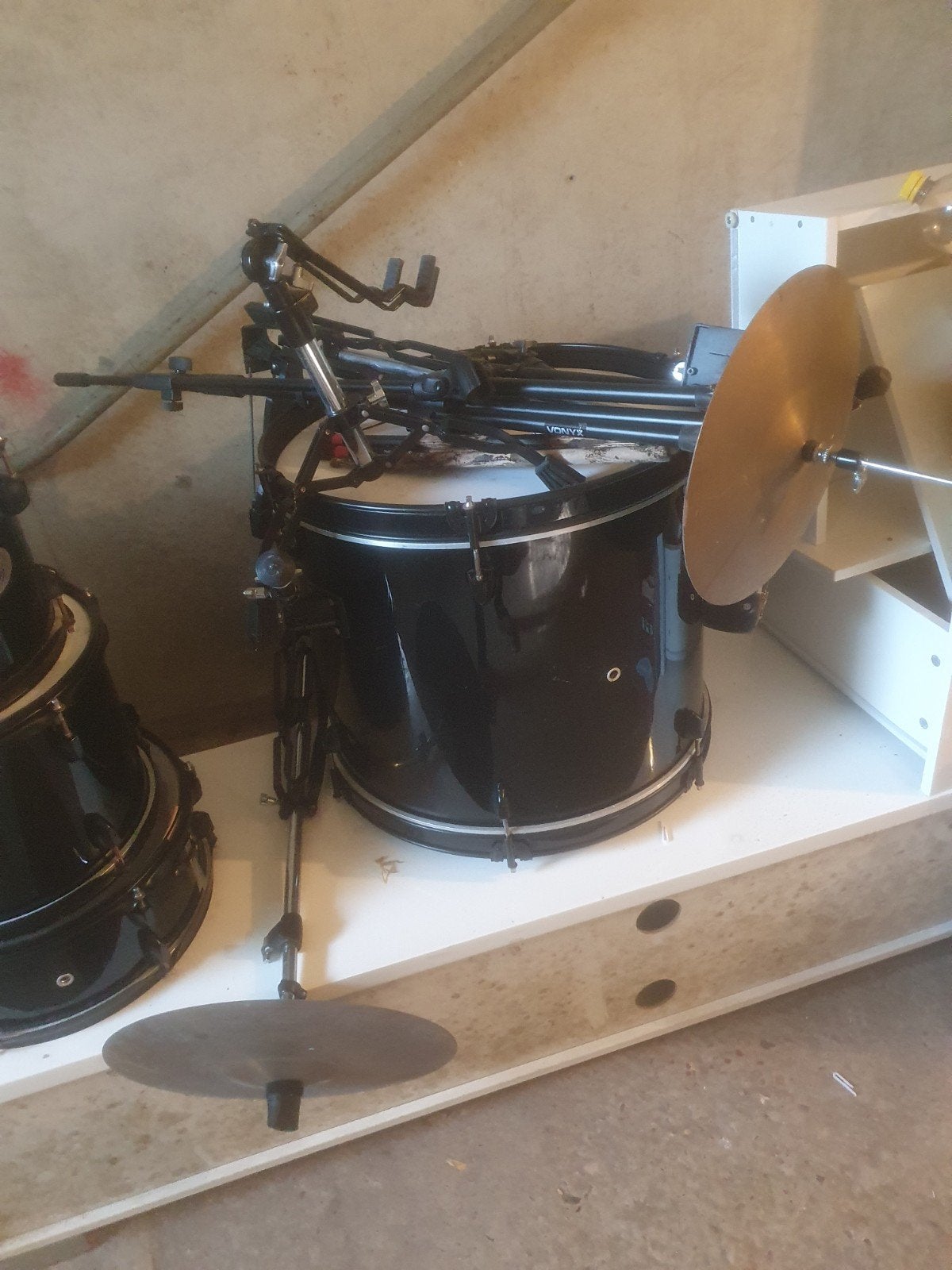 Zwart drumstel met bekkens en statieven, Muziek en Instrumenten, Drumstellen en Slagwerk, Ophalen of Verzenden, Gebruikt, Overige merken