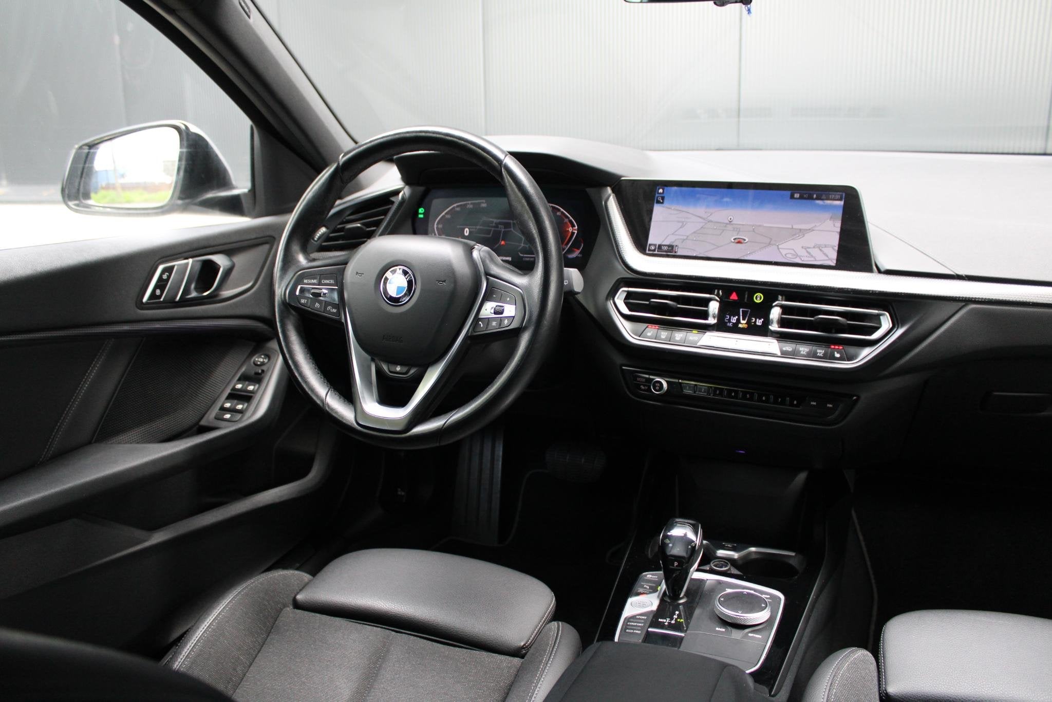 BMW 1-serie 118i High Executive | Sport Line | Black Pack |, Auto's, 12 maanden, 136 pk, Gebruikt, Leder en Stof