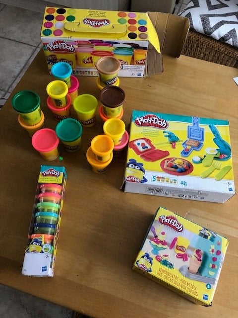Te koop verzameling Play doh klei met figuurtjes, Ophalen, Zo goed als nieuw