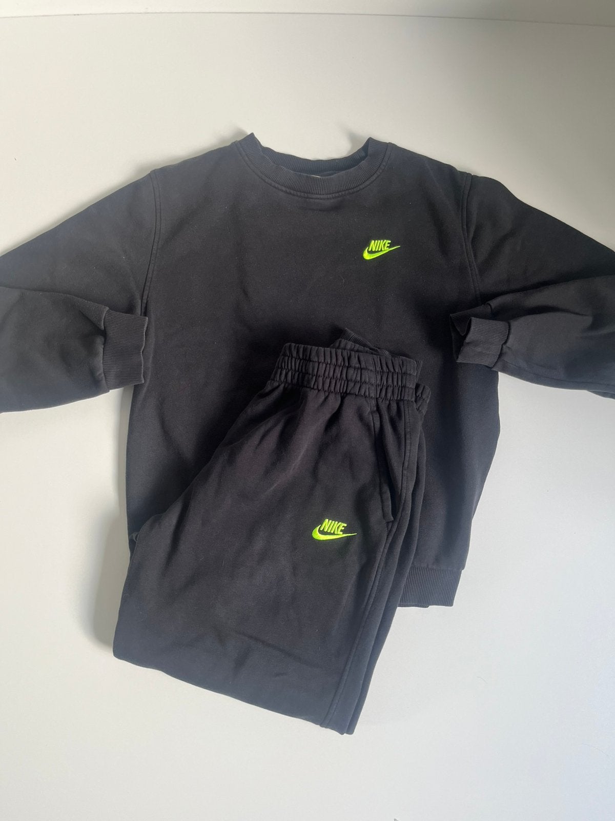 Nike joggingpak zwart met neongroene logo's (kinderen XL), Kinderen en Baby's, Ophalen of Verzenden, Gebruikt, Jongen of Meisje