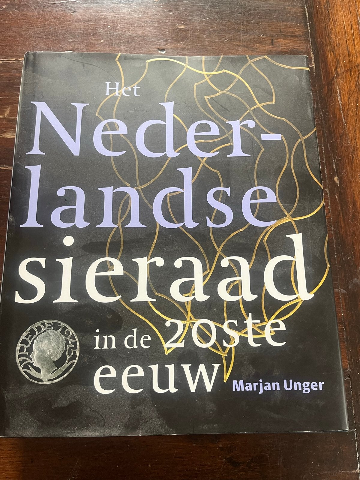 Het Nederlandse sieraad in de 20ste eeuw - Marjan Unger, Ophalen of Verzenden, Gelezen, Overige onderwerpen
