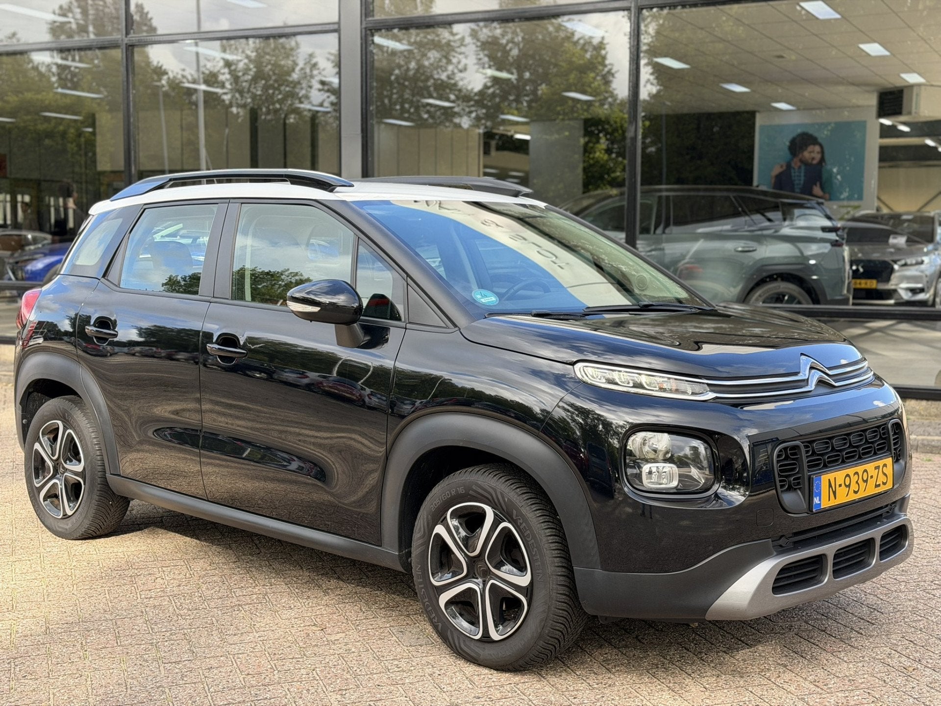 Citroën C3 Aircross 130pk Shine Automaat | Navigatie | Crui, Dealer onderhouden, Gebruikt, 1199 cc, Bedrijf