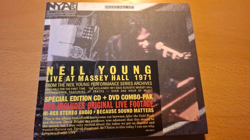 Neil Young - Live at Massey Hall 1971 CD + DVD, Alle leeftijden, Ophalen of Verzenden, Zo goed als nieuw