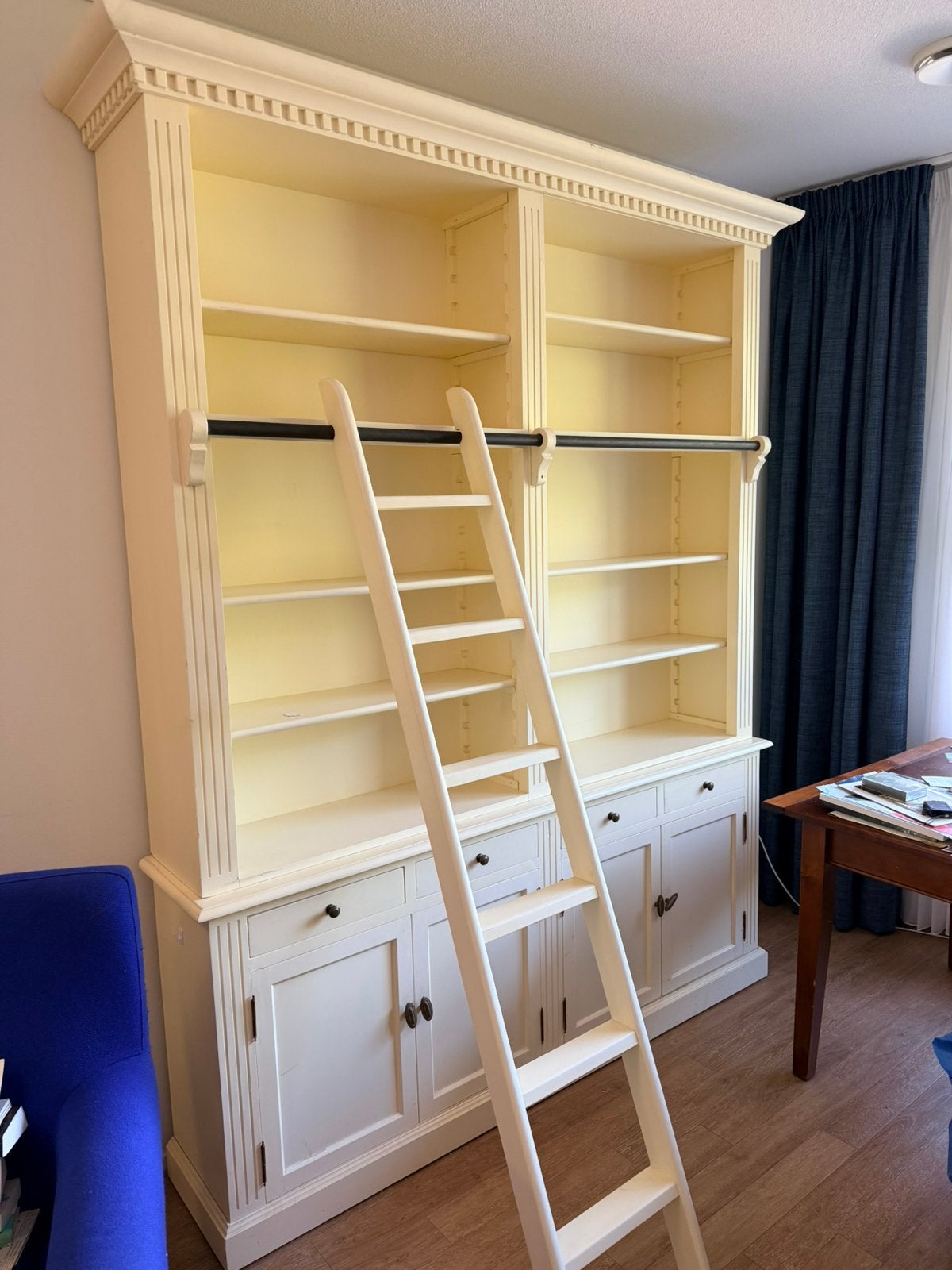 Te koop prachtige witte bibliotheek kast, Huis en Inrichting, Kasten | Boekenkasten, Ophalen, Zo goed als nieuw, 25 tot 50 cm