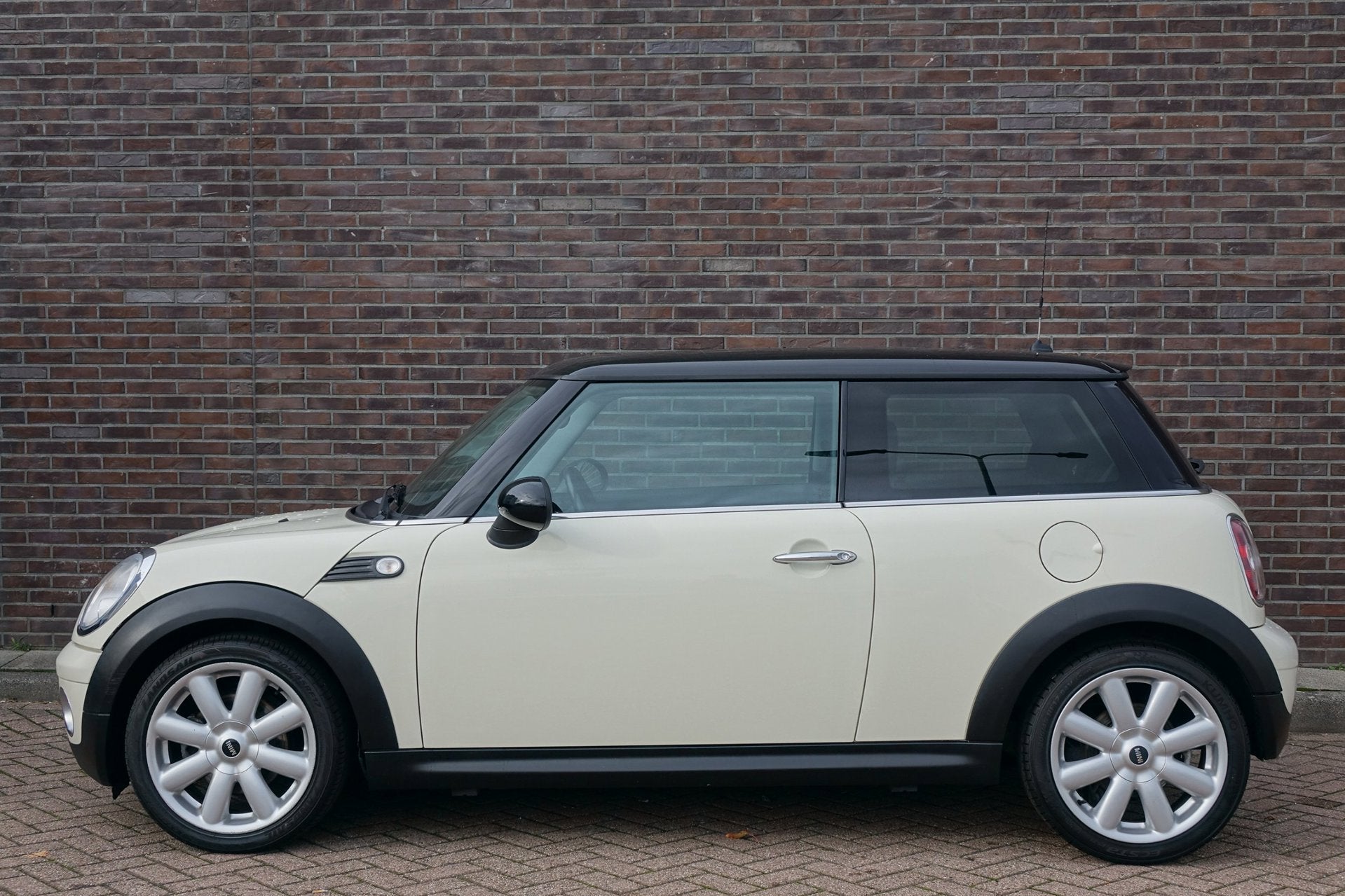 MINI 3-Deurs 1.6 Cooper Business Line, navi, creme wit, 17"v, Voorwielaandrijving, Gebruikt, 4 cilinders, 4 stoelen