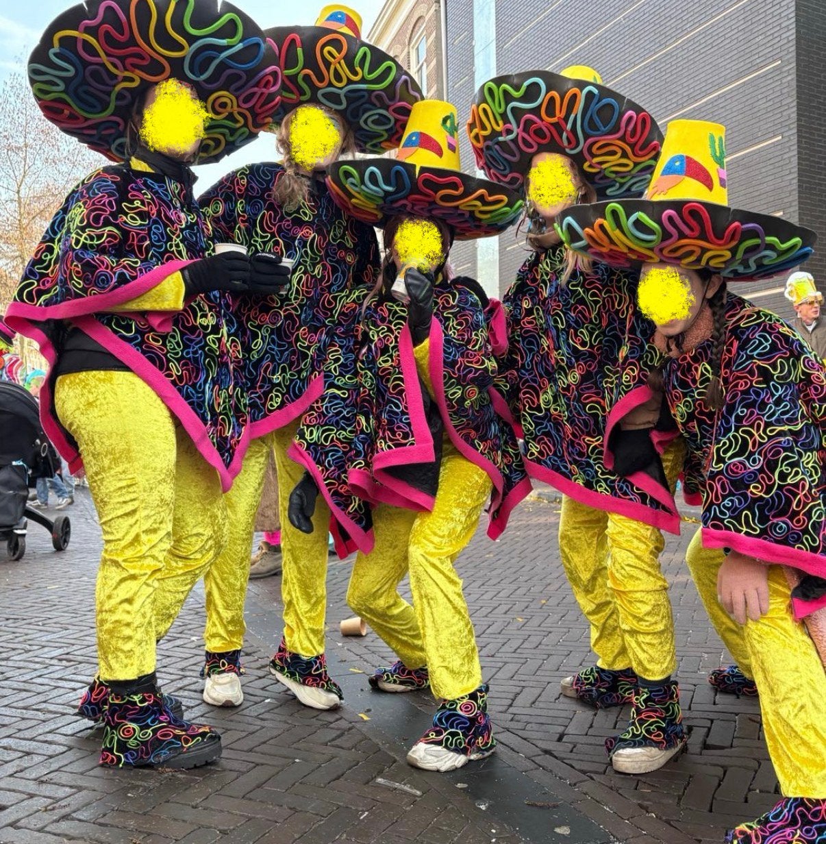Carnaval pakken / kleding groep kleurrijk thema 20 pakken!!, Ophalen, Zo goed als nieuw, Carnaval