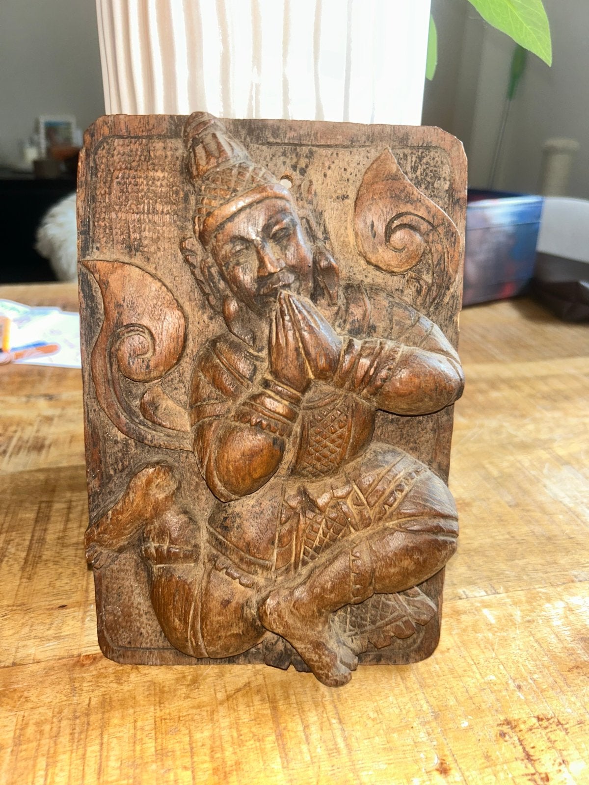 Houten sculptuur van biddende figuur, Antiek en Kunst, Minder dan 20 cm, Ophalen of Verzenden, Handgemaakt, Beeld