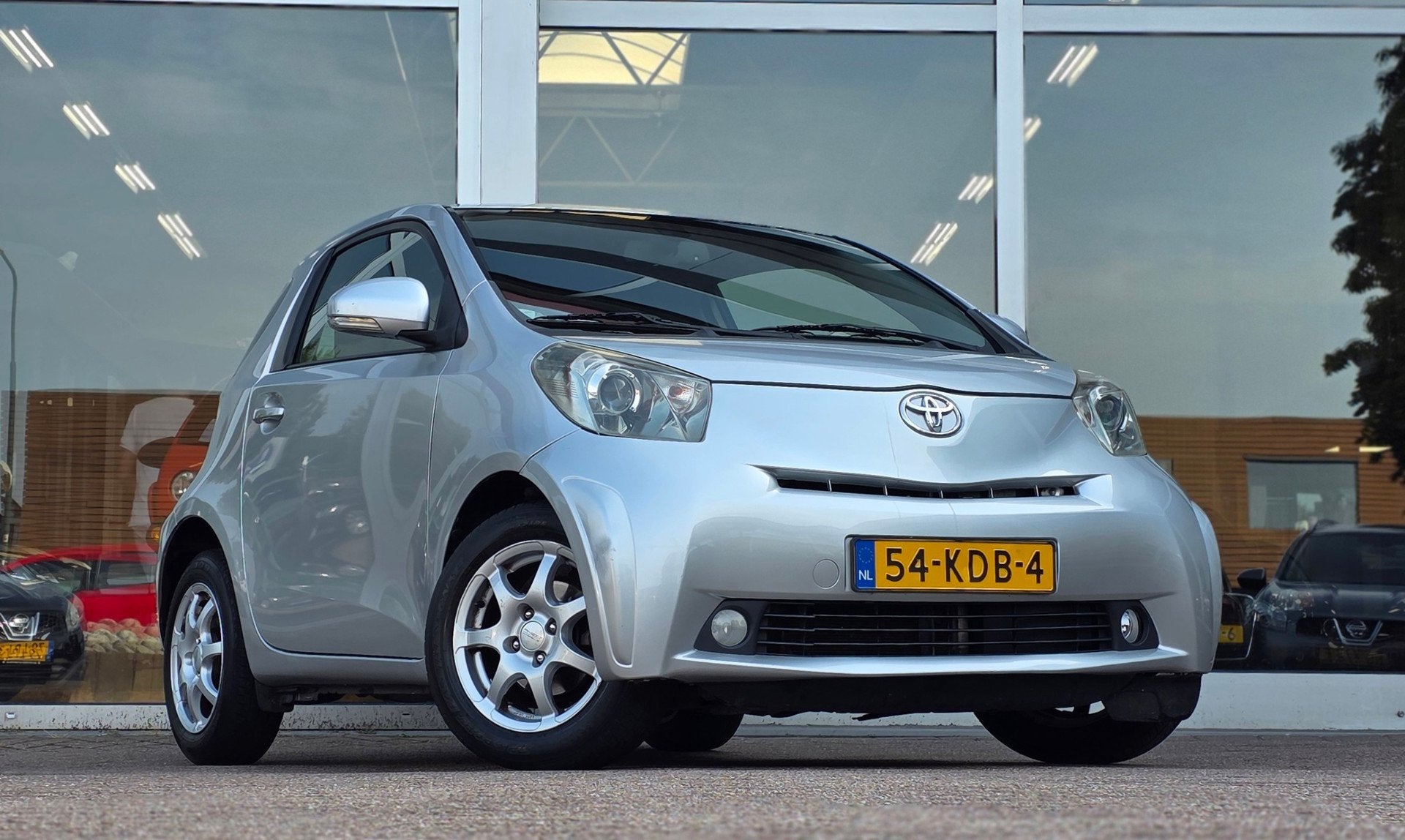 Toyota IQ 1.0 VVTi Aspiration Airco Navi LMV 15'' Bluetooth, Stof, Gebruikt, Zwart, 4 stoelen