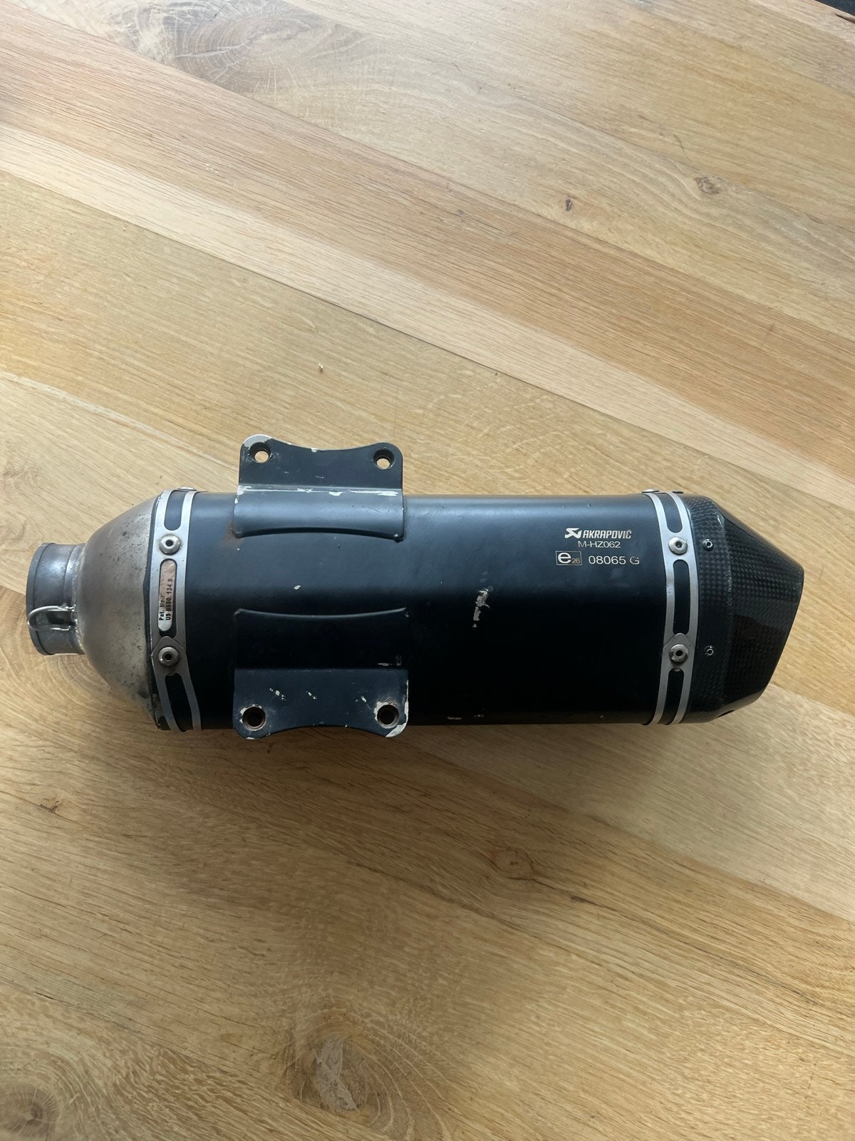 Foto 2 van Akrapovic uitlaat met ophanging voor Vespa Sprint