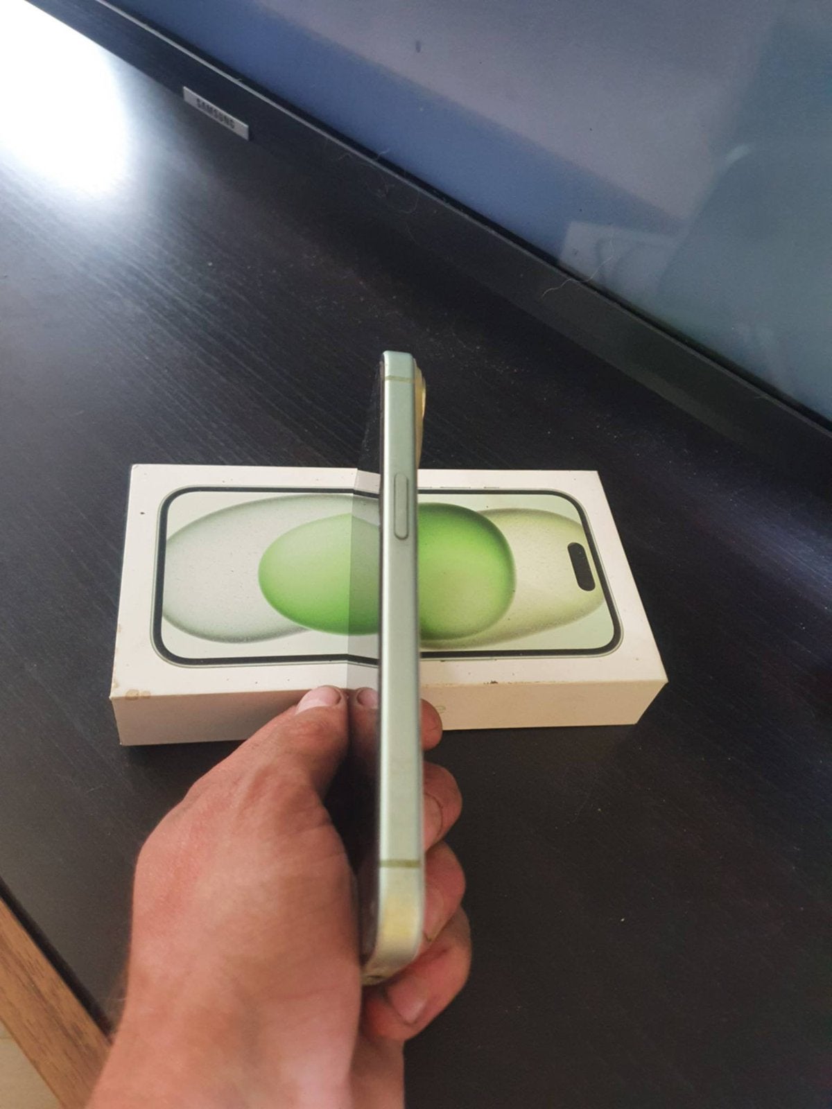 Iphone 15 128 gb groen (gele achterkant) met schade, Telecommunicatie, IPhone 15, Ophalen of Verzenden, Zonder simlock, Zonder abonnement