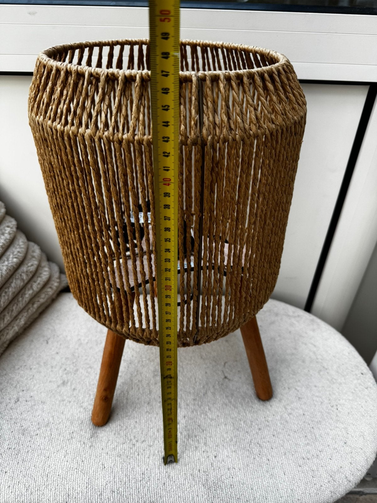 Boho rotan tafellamp op houten pootjes, Huis en Inrichting, Lampen | Tafellampen, Ophalen of Verzenden, Zo goed als nieuw, Minder dan 50 cm