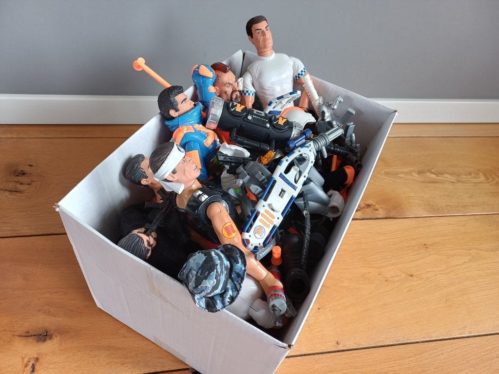 Doos met Action Man Poppen Wapens Kleding Auto etc voor € 35, Ophalen, Gebruikt