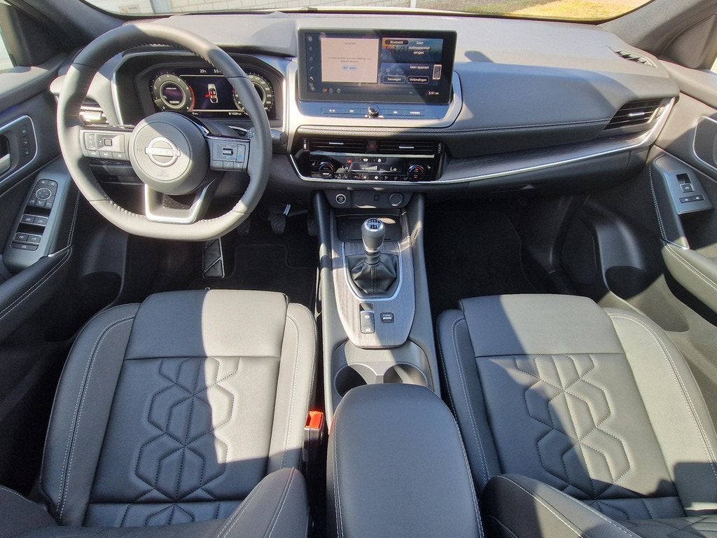 Nissan Qashqai 1.3 MHEV Tekna / Panoramadak / Elektrisch Ver, Voorwielaandrijving, 4 cilinders, 700 kg, Leder en Stof