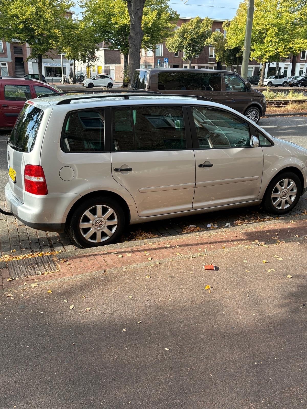 Volkswagen Touran 1.6 75KW 2006 Grijs, Auto's, Voorwielaandrijving, 4 cilinders, 7 stoelen, Handgeschakeld