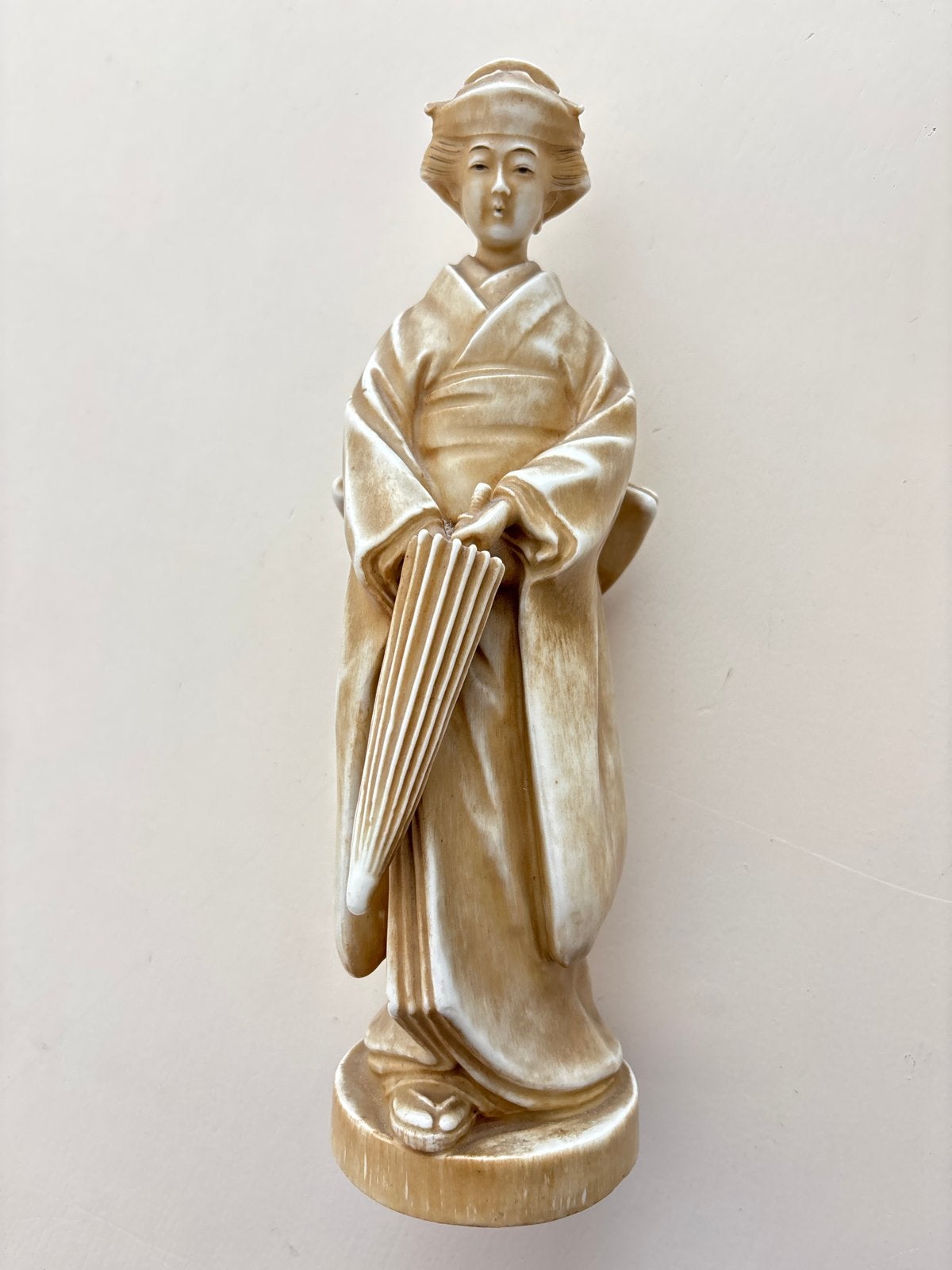 Antiek Japans Geisha Beeldje met Parasol, Antiek en Kunst, Ophalen of Verzenden, Steen of Keramiek, Beeld, Beige