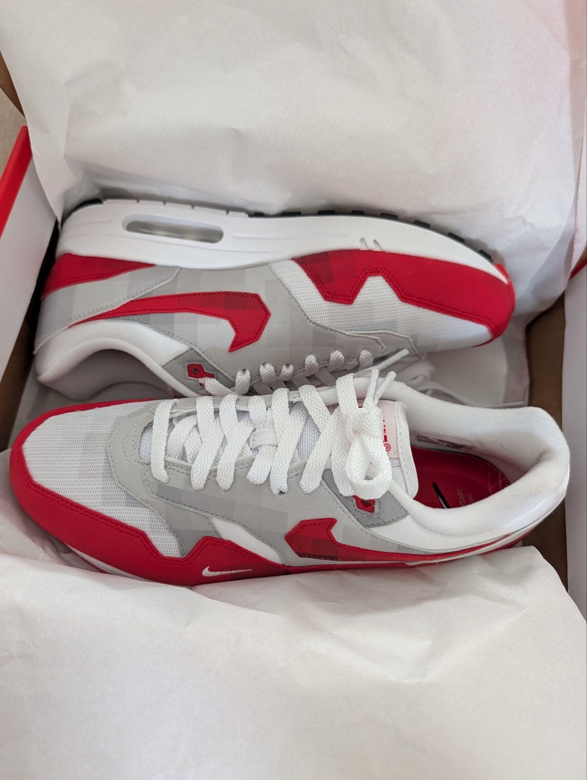 Nike Air Max 1 Low Poly - Wit/Rood - Maat 42.5, Ophalen, Wit, Nike, Nieuw