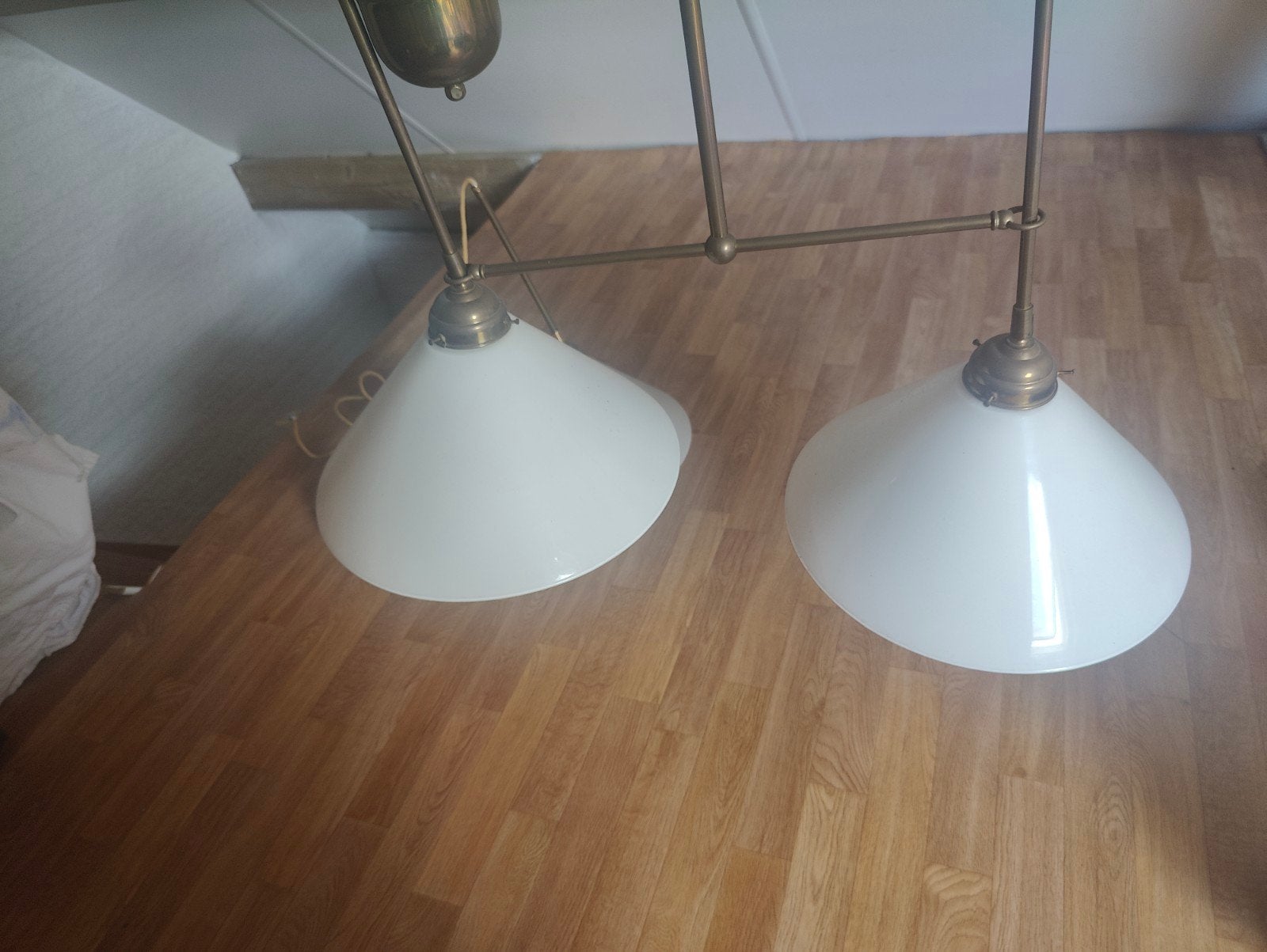 Antieke messing hanglamp met twee melkglazen kappen., Ophalen