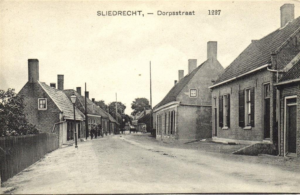 Sliedrecht, - Dorpsstraat - ongelopen, Verzamelen, Verzenden, 1920 tot 1940, Ongelopen, Noord-Brabant