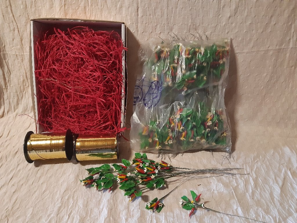 Verpakking Kerst, raffia, goud cadeaulint en bloemdecoratie, Verzenden, Zo goed als nieuw, Versiering, Kerst of Sinterklaas