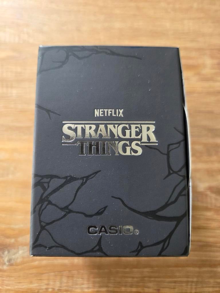 Casio Stranger Things Horloge - Nieuwstaat met toebehoren, Sieraden, Tassen en Uiterlijk, Horloges | Heren, Nieuw, Polshorloge