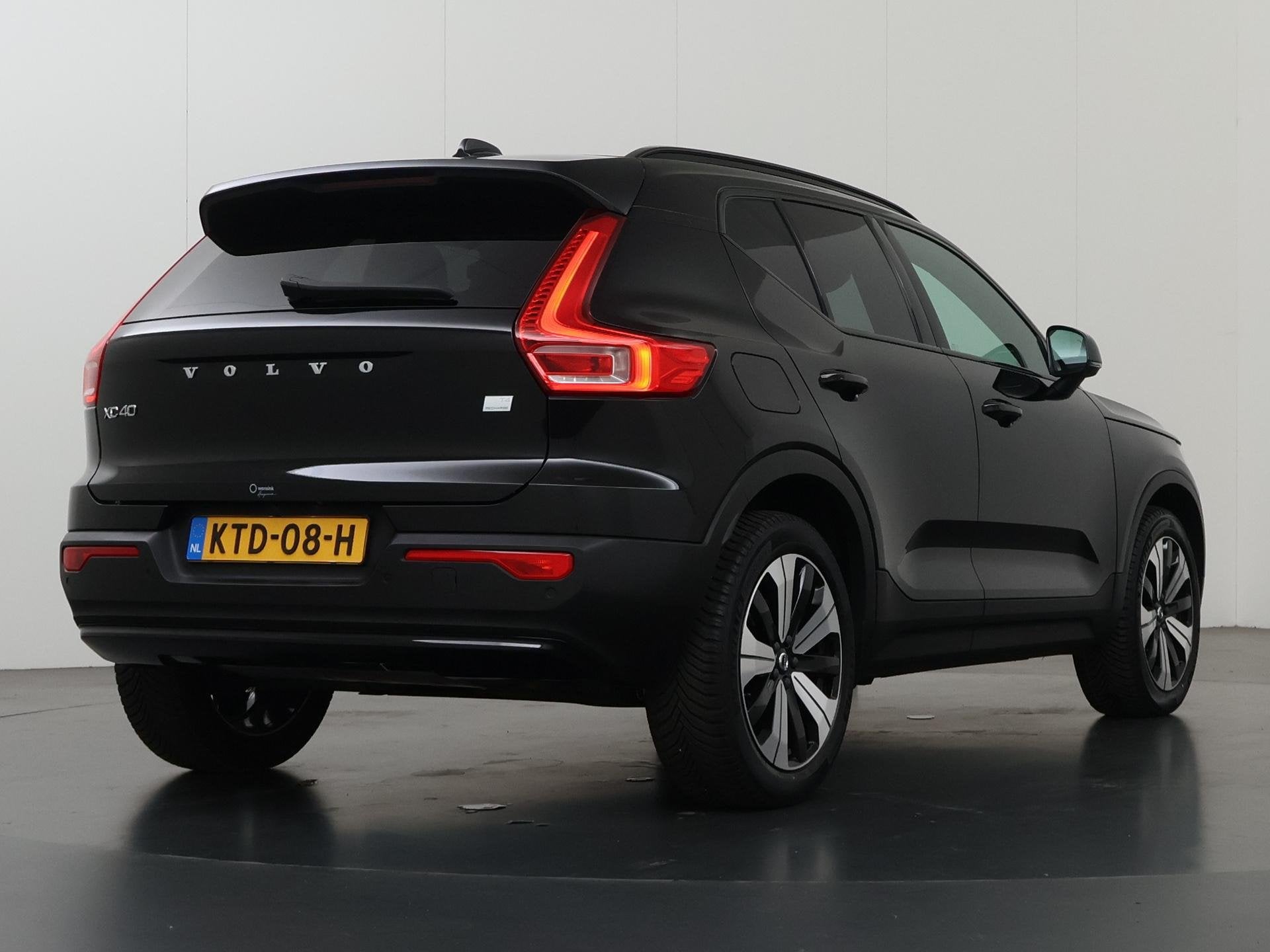 Volvo XC40 1.5 T4 Plug-in hybrid Ultimate Dark | Panoramadak, Auto's, Euro 6, 1712 kg, Leder en Stof, Zwart