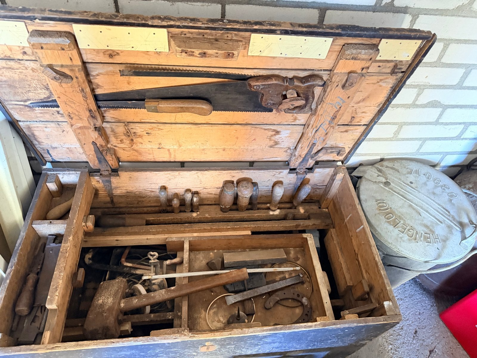 Oude houten gereedschapskist met inhoud, Ophalen