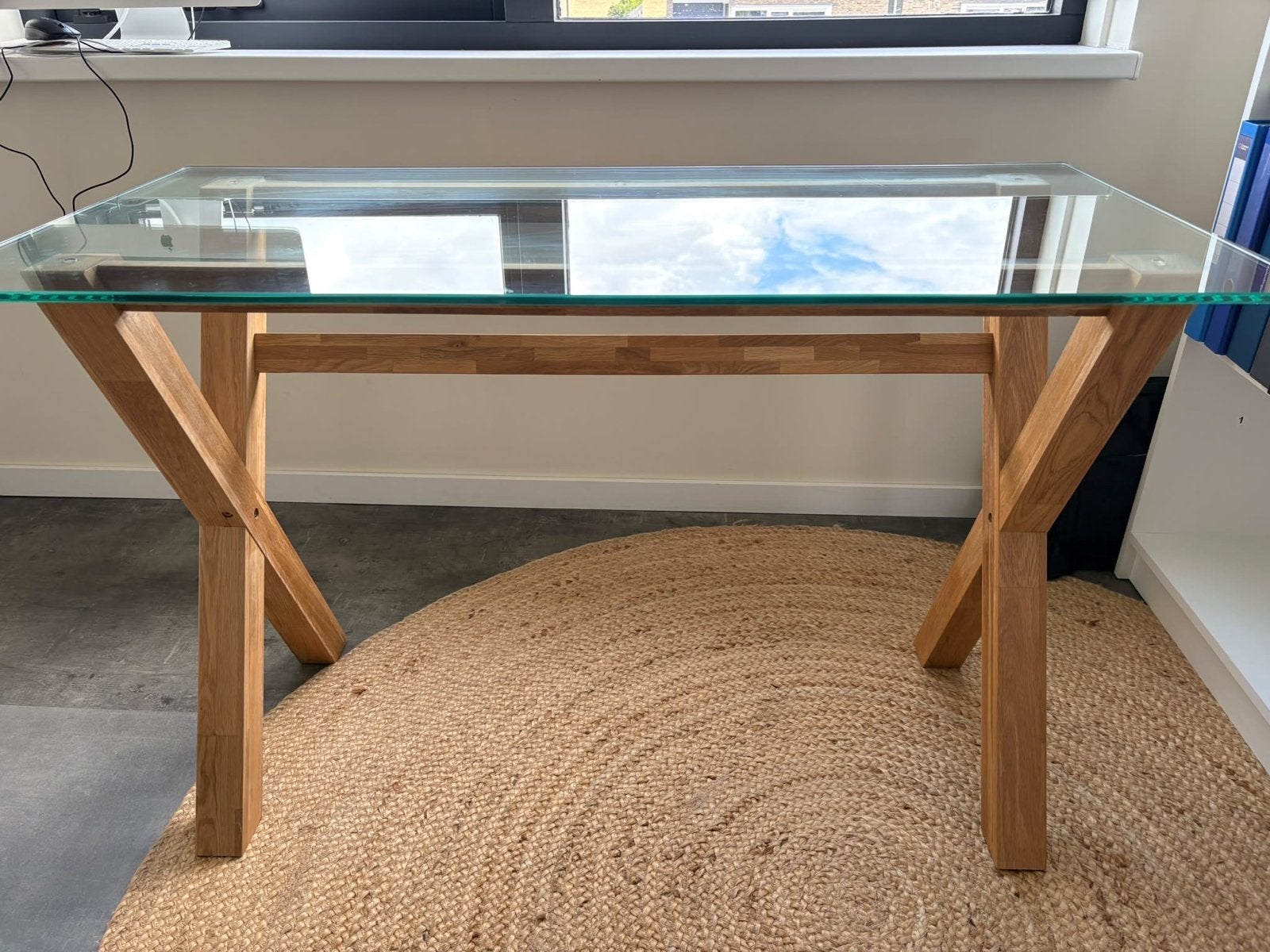 Glazen bureau met eikenhouten onderstel, Huis en Inrichting, Bureaus, Ophalen, Zo goed als nieuw