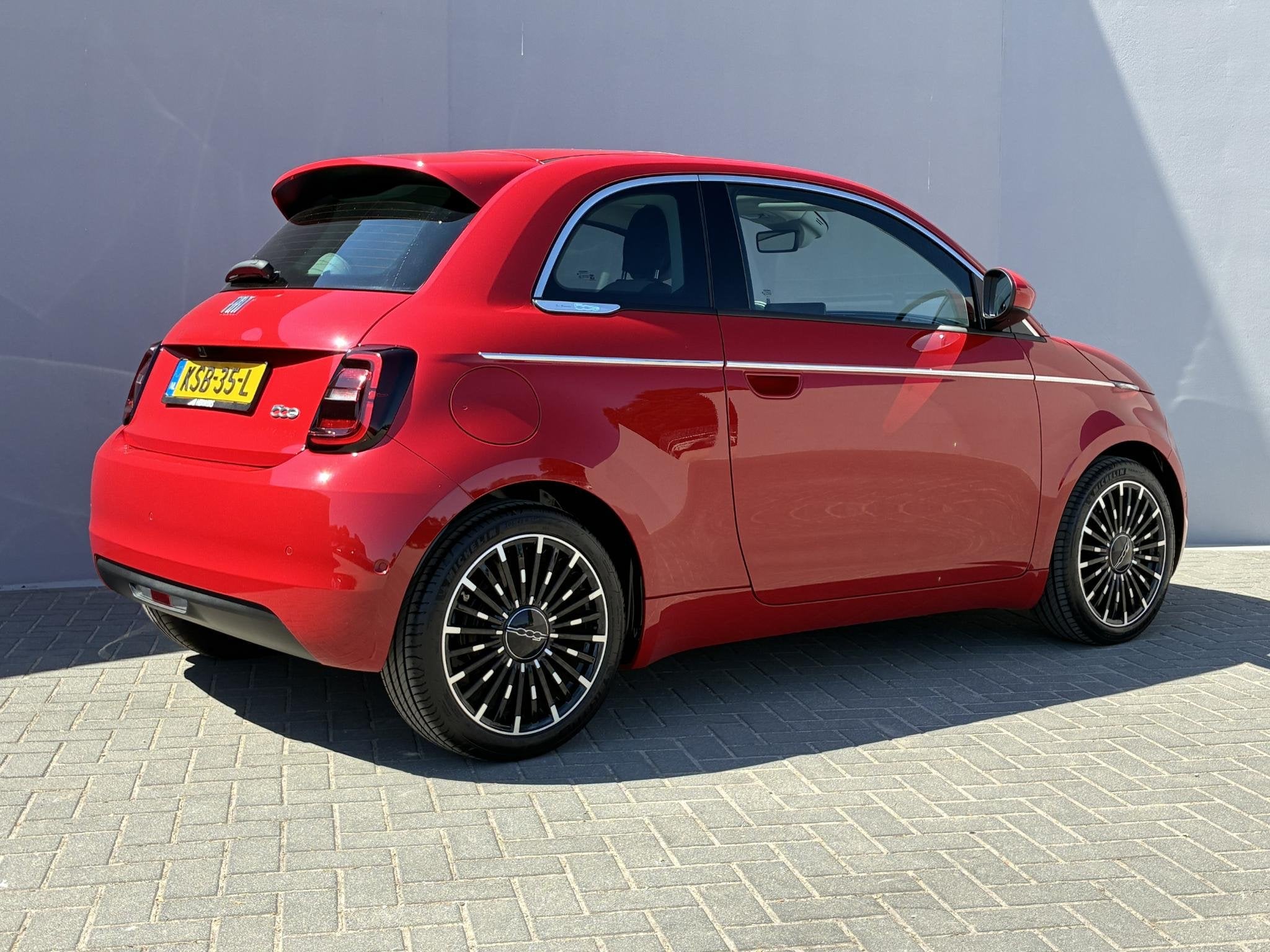 Fiat 500e La Prima 42 kWh / SOH 93% / Apple Carplay/Android, Auto's, Fiat, Gebruikt, 118 pk, https://media-marktplaats.export.dv.nl/23484101327/document-1.pdf